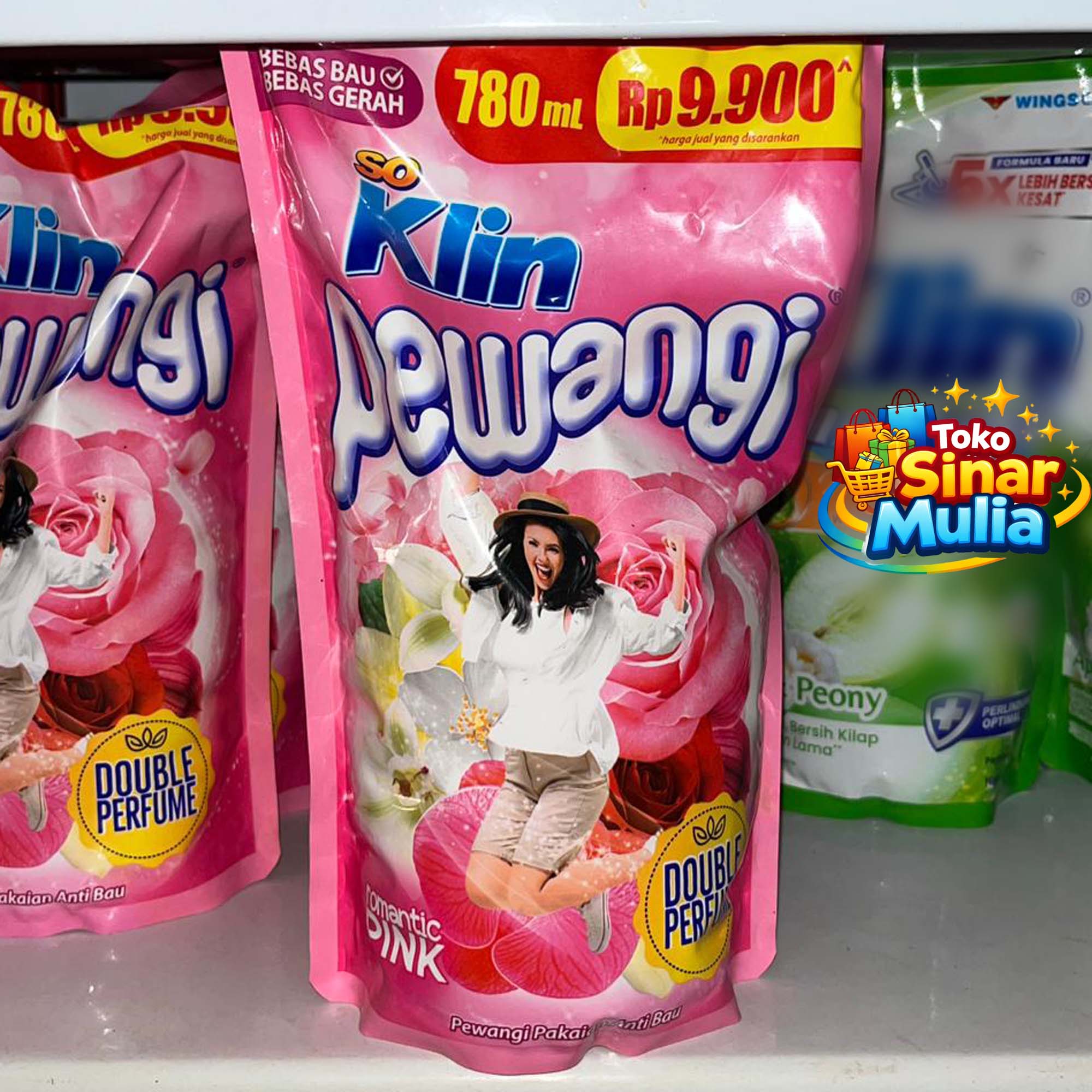 SoKlin Pewangi Pakaian – Romantic (780 ml)